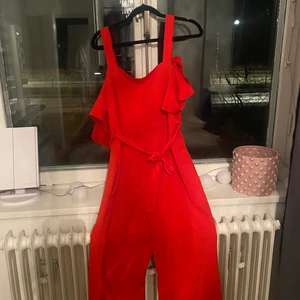 Röd byxdress  - Röd byxdress jättefin, använt i gott skick