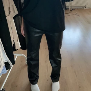 Svarta skinnbyxor  - Ett par svarta raka skin byxor, st 32 men sitter som S/36 det är resår i midjan så dom är töjbara 