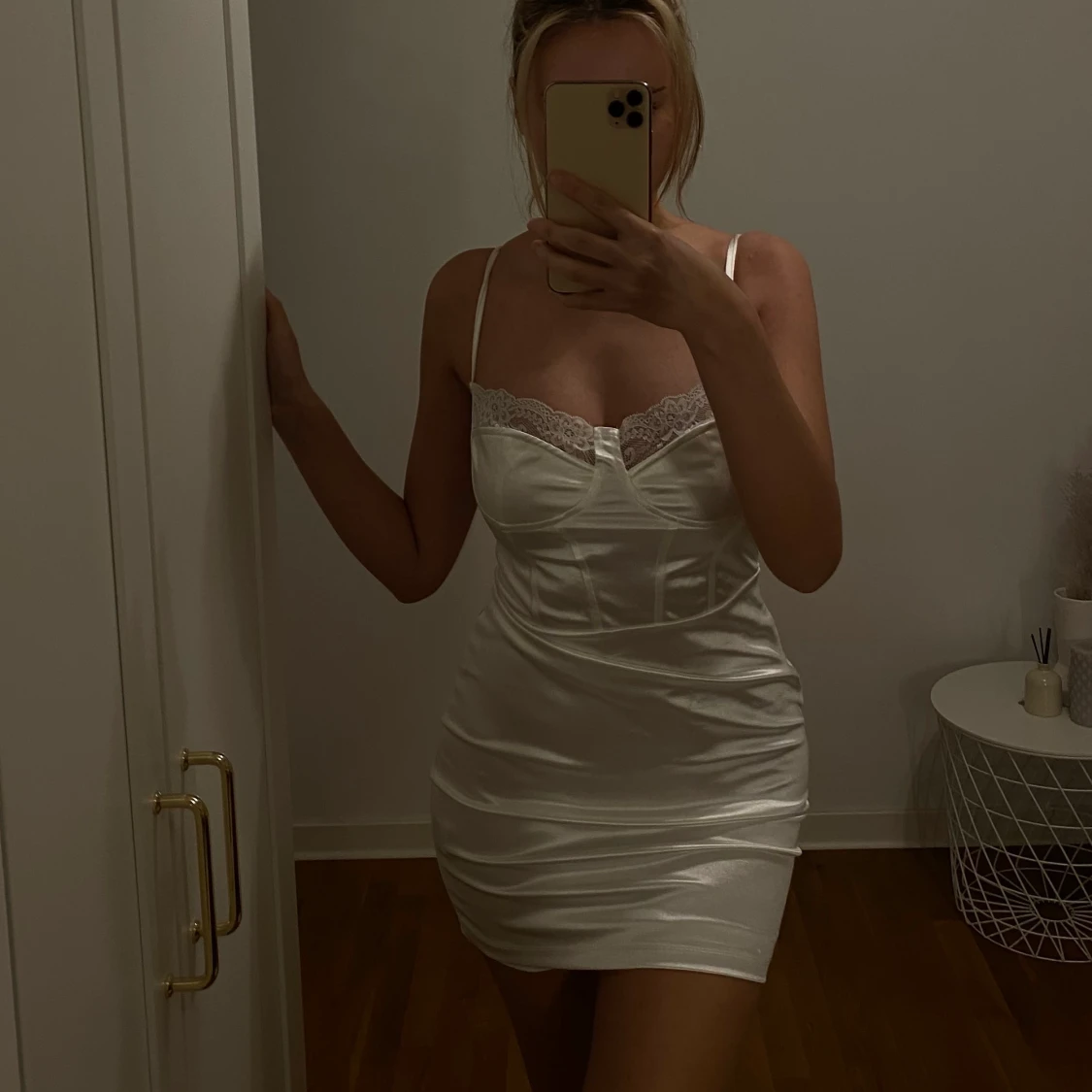 Vitt satin klänning 