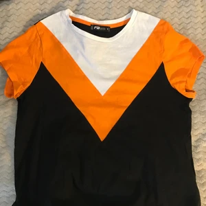 Snygg t-shirt - En snygg annorlunda t-shirt! Lite ”flowig”! I fint skick! Det är bara att komma privat vid frågor eller om du vill ha fler bilder!🥰