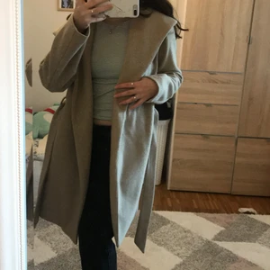 Kappa Zara - Säljer min kappa som jag köpte från Zara för 2 år sen. Den är lite småluden/nopprig, men inget som påverkar användningen :) Kan skicka bild. Frakt tillkommer