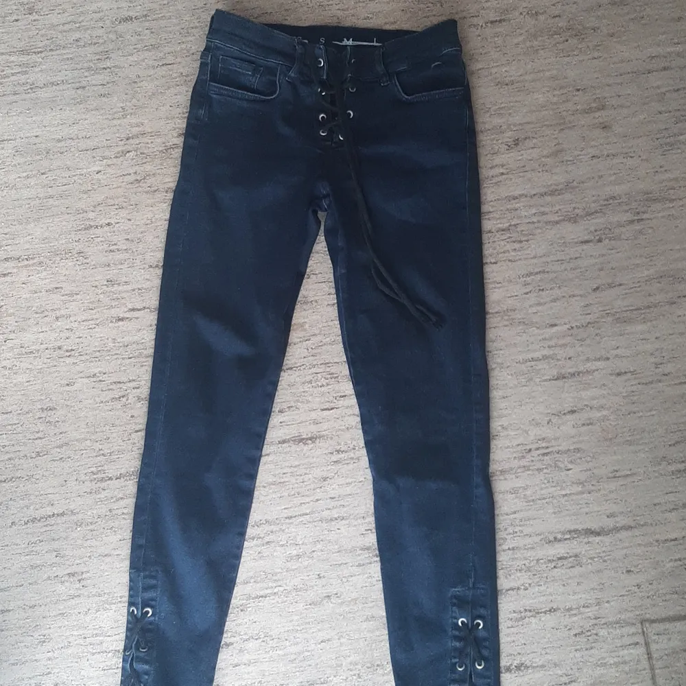Mörkblå jeans med storleken S. Jeans & Byxor.