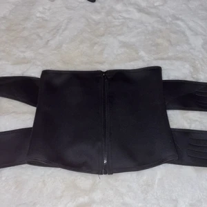 Waisttrainer  - Säljer då den va för stor för mig, kan tänka mig att byta mot en i xxs/xs