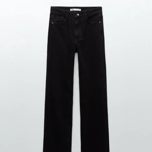 Svarta zara jeans - Svarta zara jeans, säljer då det tyvärr var för små för mig men jättefin tvätt på de och endast testade💞💞 (Pris kan alltid diskuteras vid snabbaffär)