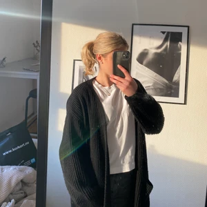Lång stickad kofta - Underbart mysig lång stickad kofta från nakd. Säljer en likadan i beige!! Bra skick!! Hör gärna av dig med frågor!🤍
