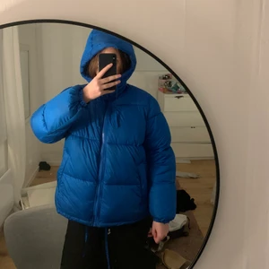 Blå hm jacka - Intressekoll på denna jackan! Köptes för cirka 2 månader sen❤️ den är i storlek S hör av er om ni är intresserade❤️❤️