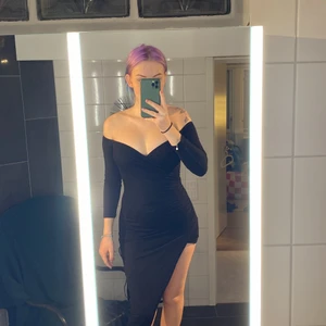 Svart klänning - En suuuuper snygg klänningen från nly trend. Den har en hög slits på ena sidan och har korsat tyg i fram. Sedan även en söm som gör att klänningen formar sig jättesnyggt! Den är väldigt liten för mig men var svårt att fota utan att ha den på mig! Vill inte sälja den men måste inse att den är för liten :(