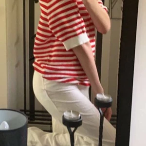 Röd & vit randig tröja i strl S/M - Säljer nu min super fina tröja från vila som tyvärr ej kommer till användning längre. Super snygg till exempel  ett par linne byxor!😊 Storleken är M och blir lite oversized på mig som är XS. Övrigt i bra skick och använd fåtal gånger! Budet ligger på 200kr
