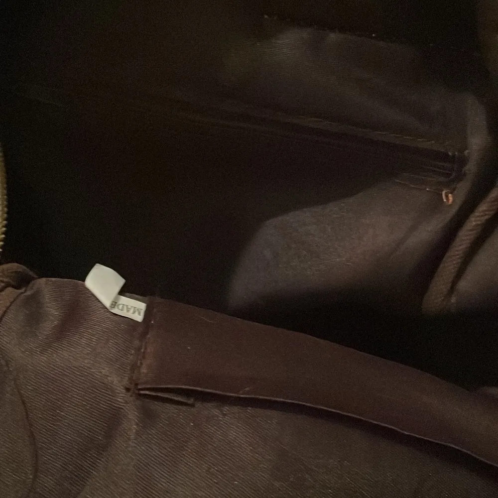 En vit ryggsäck i fake läder med svarta och vita hjärtan på köpt i Bulgarien. Två olika fack samt så är det små fack inuti väskan! Det är en liten fläck fram på väskan men inget man märker av.. Accessoarer.