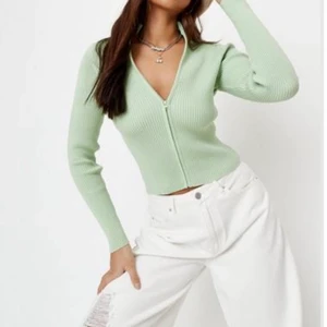 Grön tröja - Jätte fin mint grön långärmad tröja, använda fåtal gånger! I storlek 36 men den är väldigt stretichig så passar om man har en storlek större!