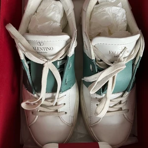 Valentino skor - (Lägger ut igen pga oseriös köpare) fint skick, kvitto, äkthetbevis samt extra skosnöre och box medföljer🤍 snabb affär prioriteras🌸