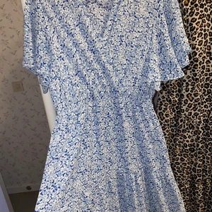  Sommar klänningen  - Lång sommar klänning blå och vit, kort armad. Nyskick, har aldrig haft på mig. 