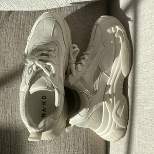 Vita Sneakers  - Vita med beiga detaljer från NA-KD  perfekta nu till våren. Använd fåtal gånger. Säljer pga för små. Strlk 39 men passar en 38✨