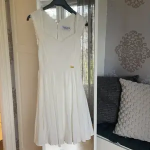 Fin vit klänning köpt på bubbleroom! Passar perfekt till student, skolavslutning eller konfirmation 🤍 