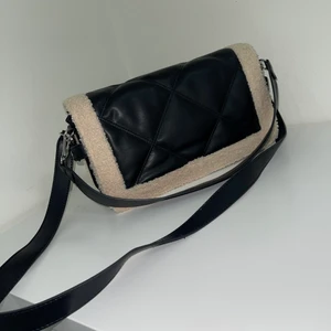 Axel/hand väska  - Säljer min väska som jag har aldrig använt.  den är från Gina Tricot för 300kr som inte säljs längre 🤍