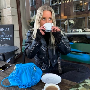 Väska från Ginatricot  - Blå väska från Gina. Använd men i fint skick!💙