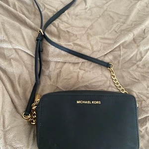Michael kors väska - En super fin väska ifrån märket Michael kors, äkta. Har lite repor på vänster sida längst ner som man ser på bilden men inget som syns så mycket i verkligheten. En kostnad på 66 kr tillkommer som är frakten.
