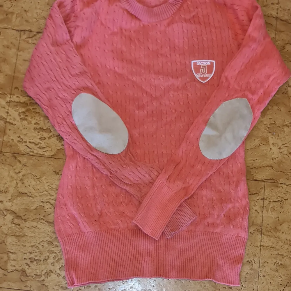 En rosa långärmad tröja från jacson, den har extra armbågs förstärkning på båda armbågarna. Den har inga skador. Hoodies.