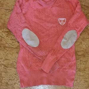 Ridtröja - En rosa långärmad tröja från jacson, den har extra armbågs förstärkning på båda armbågarna. Den har inga skador