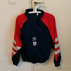 Adidas Retro Arsenal Tröja - Utmärkt skick 10/10. Felfri. Fläckfri. Rökfri. Djurfri. Äkta(såklart). Oversize. Arsenal 97/98. Half-zip. Nypris 1199kr.