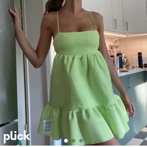 Grön klänning  - Grön klänning med små rutor i storlek S och aldrig använd, från Asos, frakt tillkommer 