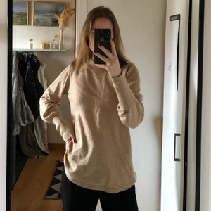 Beige tröja - Beige tröja i storlek S som jag köpte på Gina för några år sen som inte kommer till användning längre! Säljer för 70kr+frakt men pris kan diskuteras, hör av dig om du är intresserad🥰 