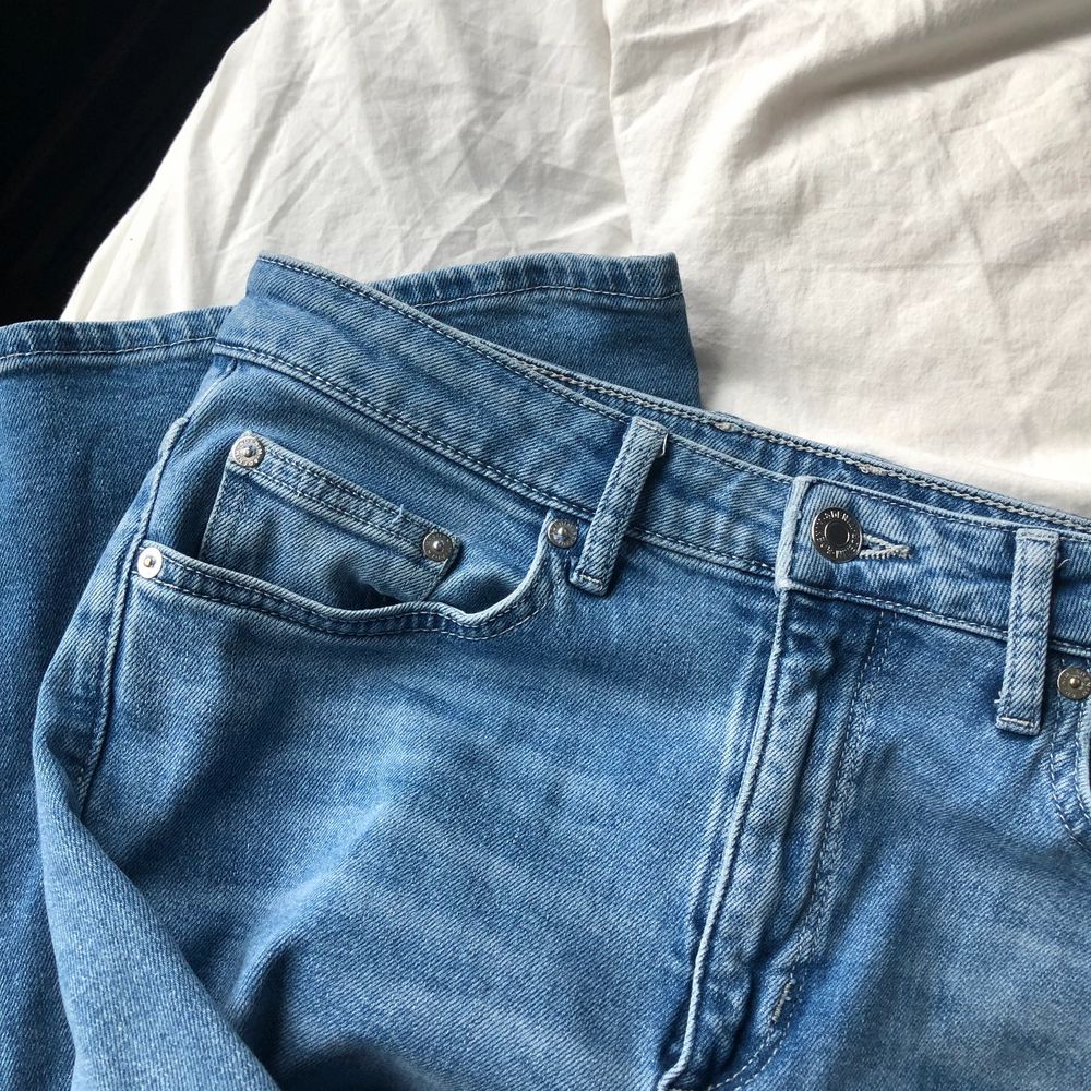 Ljusblåa jeans från H&M med bootcut. Storlek 38. Sitter tight upptill och är medelhög i midjan med bootcut nedtill. Väldigt stretchiga och behagliga i materialet vilket gör att dem är sköna att ha på sig. 50kr + frakt. Jeans & Byxor.