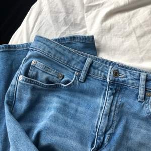 Ljusblåa jeans från H&M med bootcut. Storlek 38. Sitter tight upptill och är medelhög i midjan med bootcut nedtill. Väldigt stretchiga och behagliga i materialet vilket gör att dem är sköna att ha på sig. 50kr + frakt
