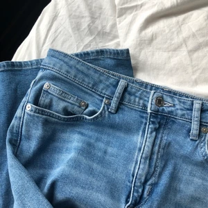 Ljusblåa jeans med bootcut - Ljusblåa jeans från H&M med bootcut. Storlek 38. Sitter tight upptill och är medelhög i midjan med bootcut nedtill. Väldigt stretchiga och behagliga i materialet vilket gör att dem är sköna att ha på sig. 50kr + frakt