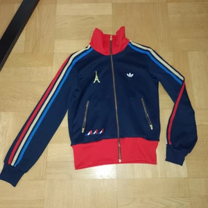 Adidas jacka  - Använd par gånger i fint skick 