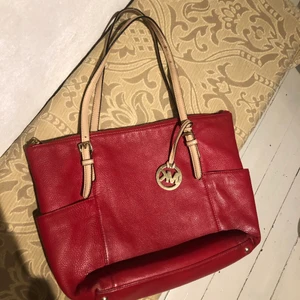 Michael kors väska  - Jätte fin Michael kors väska. Dock lite smutsig på insidan därav priset. Går säkert att ta bort om man försöker. 