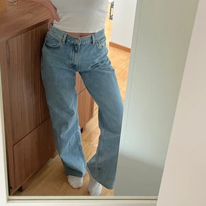 Zarajeans  - Säljer dessa fina jeans från Zara då de tyvärr är för stora för mig (har 36), de är som nya 💗 jag är 174 cm som referens 🌸 