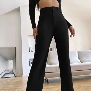 Kostymbyxor  - Svarta snygga kostymbyxor som tyvärr var lite små för mig därav aldrig använda!💗