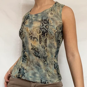 Earthtone mesh linne - KÖP DIREKT FÖR 220kr! Vackert linne med underbara detaljer! Plagget är i gott defetfritt skick. Materialet är i grunden något genomskinligt men då det är veckat ser man ej igenom. Matchar med allt verkligen pga dess neutrala färger. Köparen står för 26kr frakt! Visas på en s men kan även användas av en xs eller m pga vecken. Högsta bud 170kr! Du vinner om ingen budar mer än dig på 24h. Avslutande markeras med att annonsen markeras såld så buda på privat tills dess!