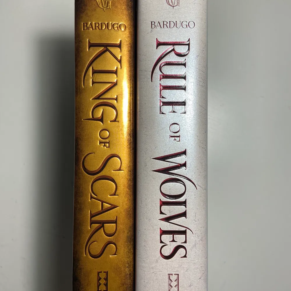 King of Scars. Rule of Wolves. 160kr styck. Böckerna är helt ny och olästa, extremt bra skick. . Övrigt.