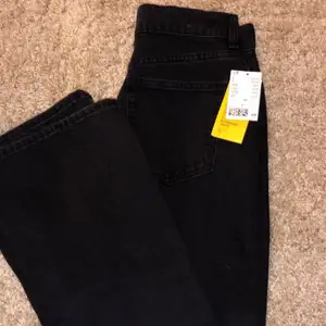 helt nya jeans från h&m i storlek 38. passar från 36, säljs pga de var för små för mig 🎀 vid frågor eller fler bilder är det bara att höra av sig! 