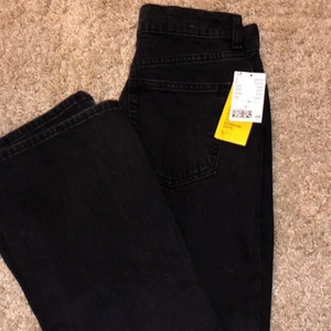 helt nya jeans - helt nya jeans från h&m i storlek 38. passar från 36, säljs pga de var för små för mig 🎀 vid frågor eller fler bilder är det bara att höra av sig! 