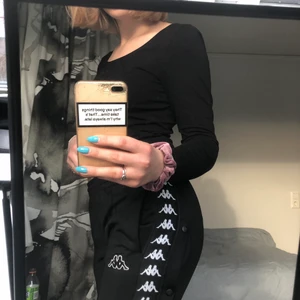 Sweatpants KAPPA str S - Stilrena men samtidigt coola sweatpants från märket Kappa. De har knappar längs båda sidor som man kan knäppa upp precis som man vill. Sitter low waist. Säljer pga för små. Skriv för frågor!☺️