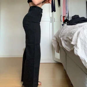Zara jeans - Super snygga jeans från Zara. Använda fåtal gånger och därför i bra skick. Storlek 34 men skulle säga att de passar 34/36. Köpare står för frakt💫
