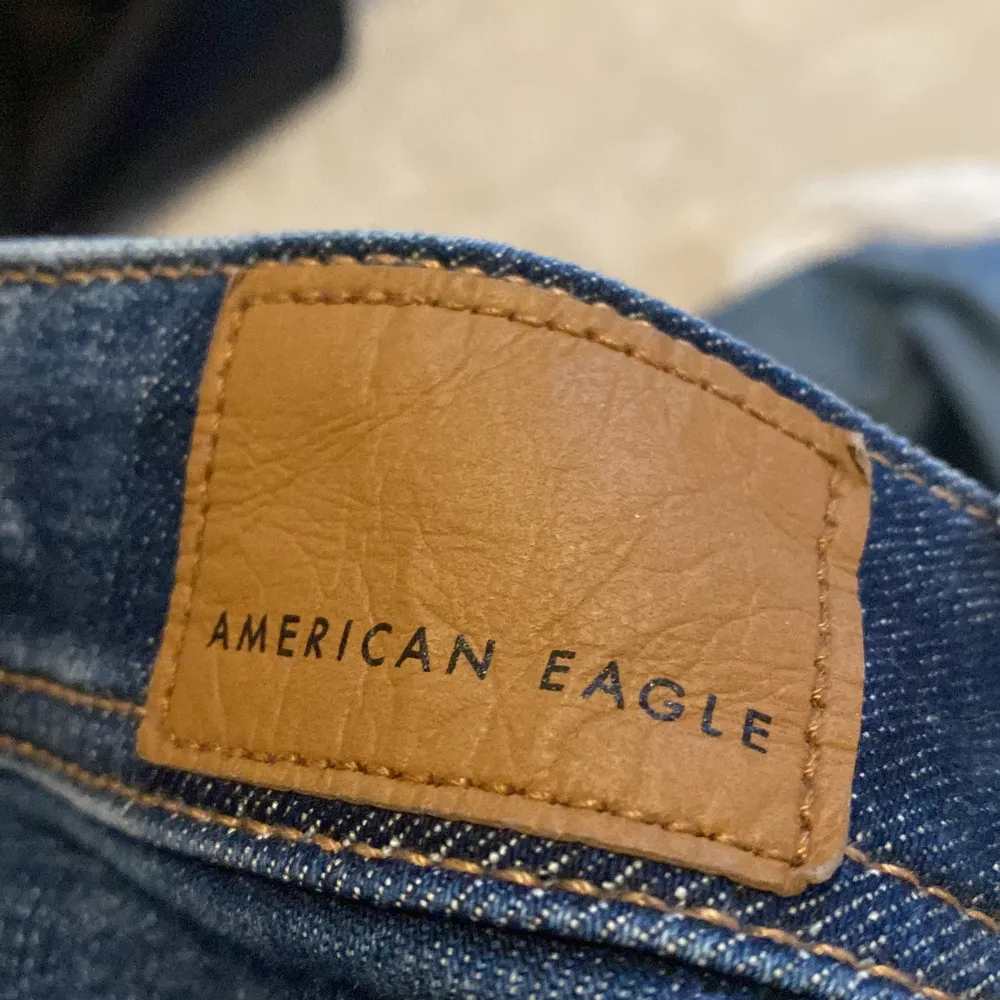 Säljer ett par fina bootcut jeans i stretch som är lågmidjade. Jeansen kommer från Zalando från American Eagle och jag har tyvärr glömt vilken storlek de är i, jag skulle gissa att jag tog 26,32 för det är min vanliga storlek i byxor . Skriv om ni har någon fråga eller vill se tydligare bilder 🥰. Jeans & Byxor.