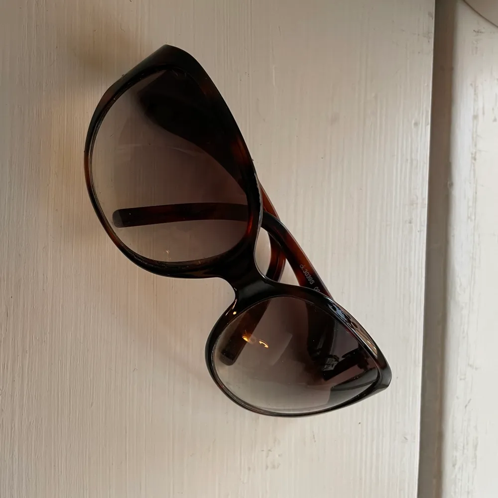 Supersnygga solglasögon från CK, köpta på NK för några år sedan. Några små repor på glaset men det är knappt märkbart. . Accessoarer.