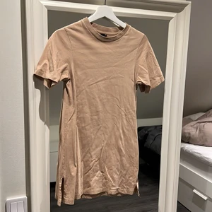Beige klänning  - Perfekt basic klänning. Superbra att ha som strandklänning. Köpare står för eventuell frakt ❤️‍🔥🥳