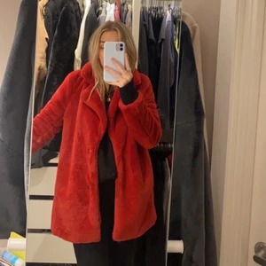 Jacka  - Säljer denna röda super mysiga Jacka då den inte kommer till användning. Är i storlek XS men passar mig som har S i vanliga fall. Använd fåtal gånger så ser ut som ny❣️ 