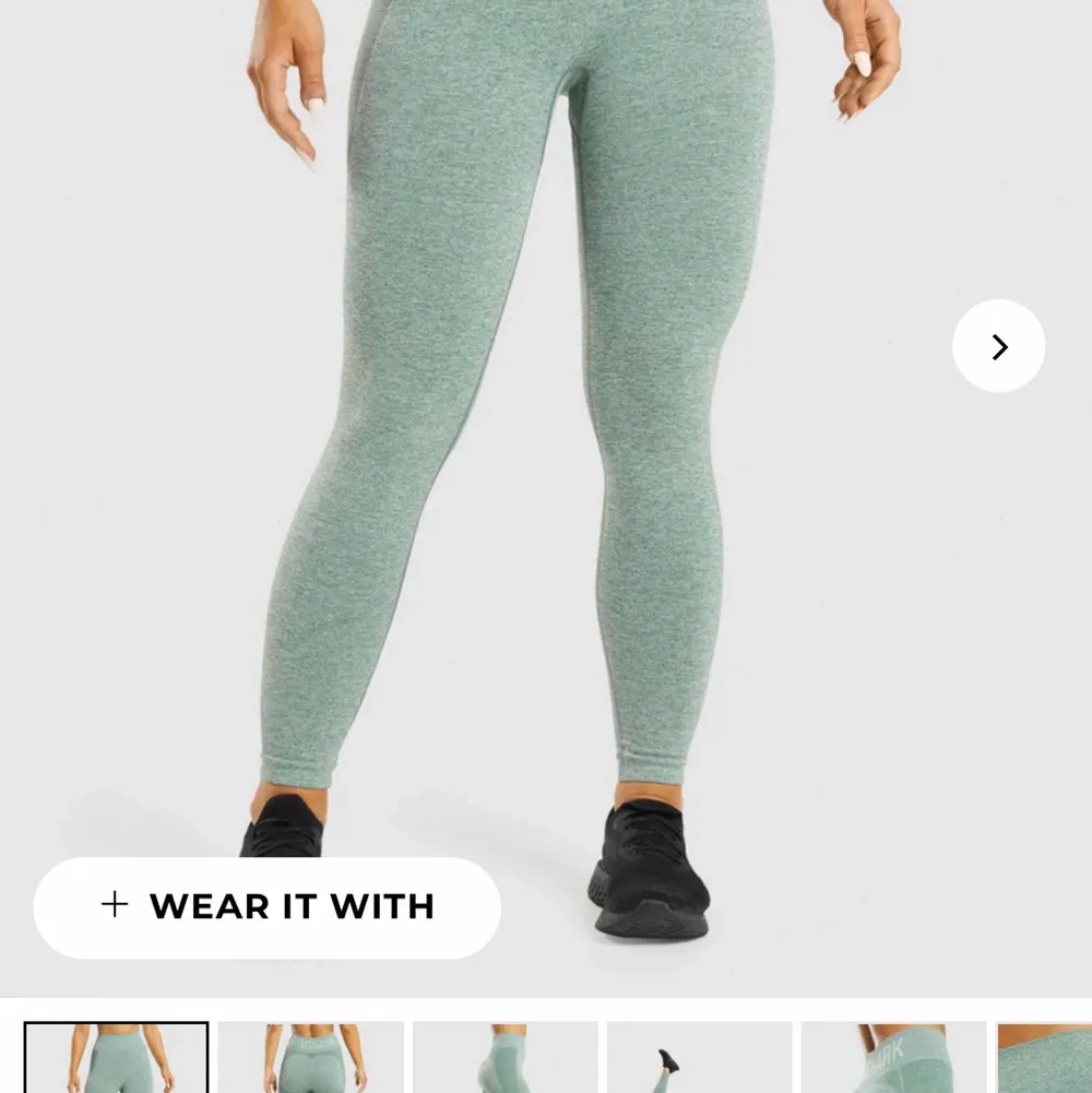 Nästan helt oanvända Gymshark leggings i storlek S (använda cirka 3/4 gånger). Modellen heter Flex High Waisted Leggings. Samma färg som på bilden, Dark green marl. Paketpris om man köper fler än ett par leggings💸 . Jeans & Byxor.