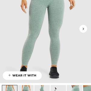 Nästan helt oanvända Gymshark leggings i storlek S (använda cirka 3/4 gånger). Modellen heter Flex High Waisted Leggings. Samma färg som på bilden, Dark green marl. Paketpris om man köper fler än ett par leggings💸 