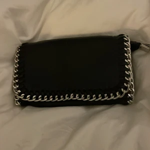 TRENDIG VÄSKA - Trendig väska fårn Tiamo!! Saknar tyvärr kedja därför säljer jag billigt men, har stora ringar så man kan använda vilket strap som helst och går att köpa silverlejon på t.ex. Hm!💓Superfint skick!