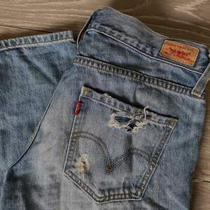 levi’s lågmidjade vintage boyfriend jeans med hål 🙈 storlektarna står inte kvar men jag skulle säga att den passade 34 kanske 36