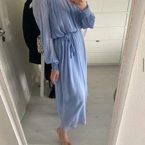 Klänning - Säljer min superfina klänning från &Other Stories. Oanvänd med prislapp kvar. Strl S och köpt för 990 kr. 