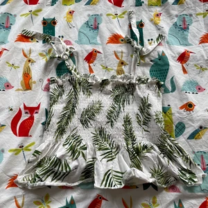 Peplum topp - En vit peplumtopp med palmblad som var väldigt poppis förut, jättegullig knytning på axlarna och superfräsch på sommaren