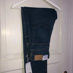 Jeans - Mörkblå jeans aldrig använda, dom går ut lite där nere😊 